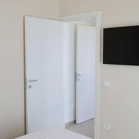 Dr Luxury Avola